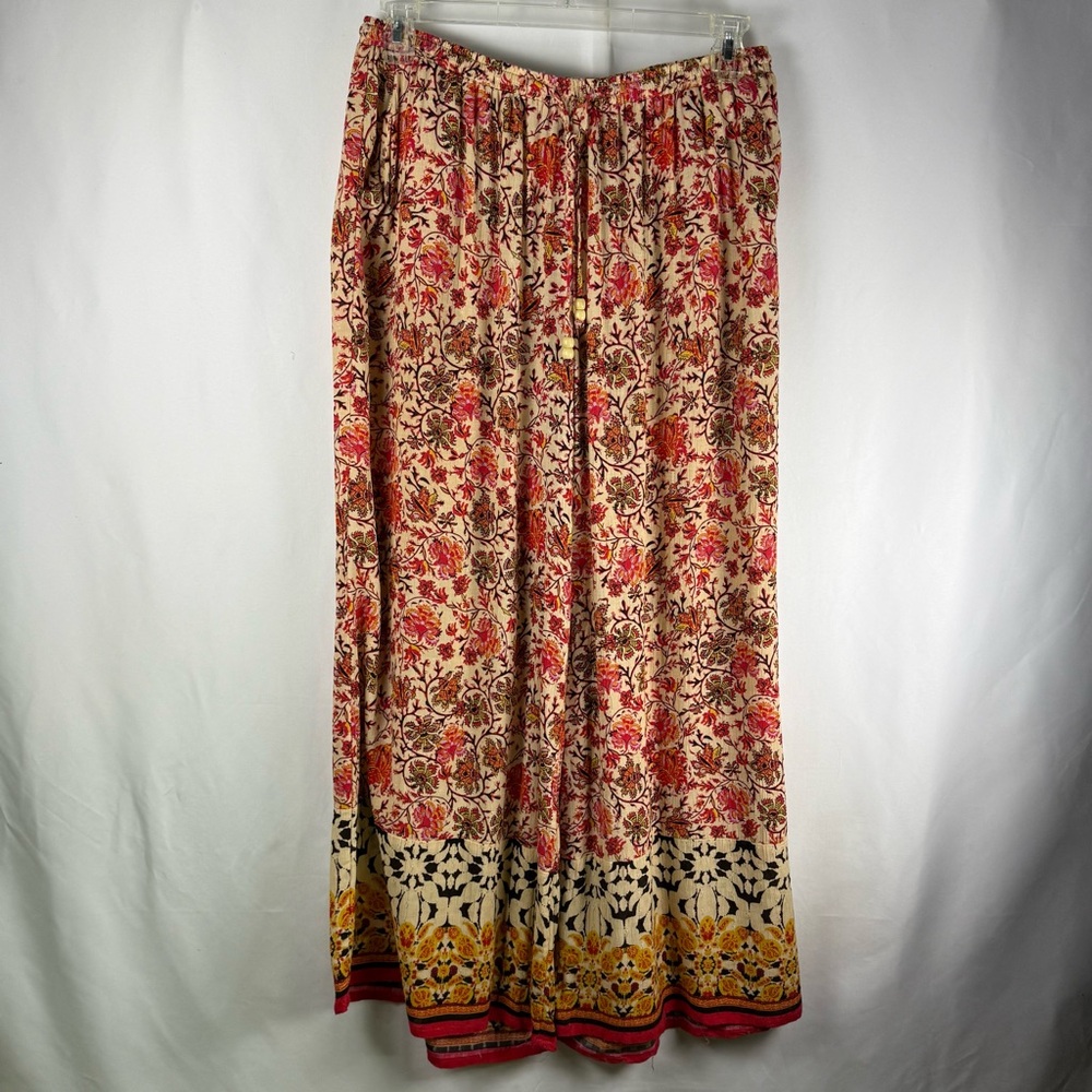 Wide leg pants with flowered pattern plus pockets.